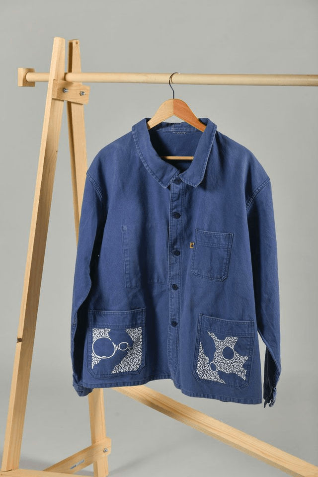 Veste bleu de travail peinte à la main design arabesques