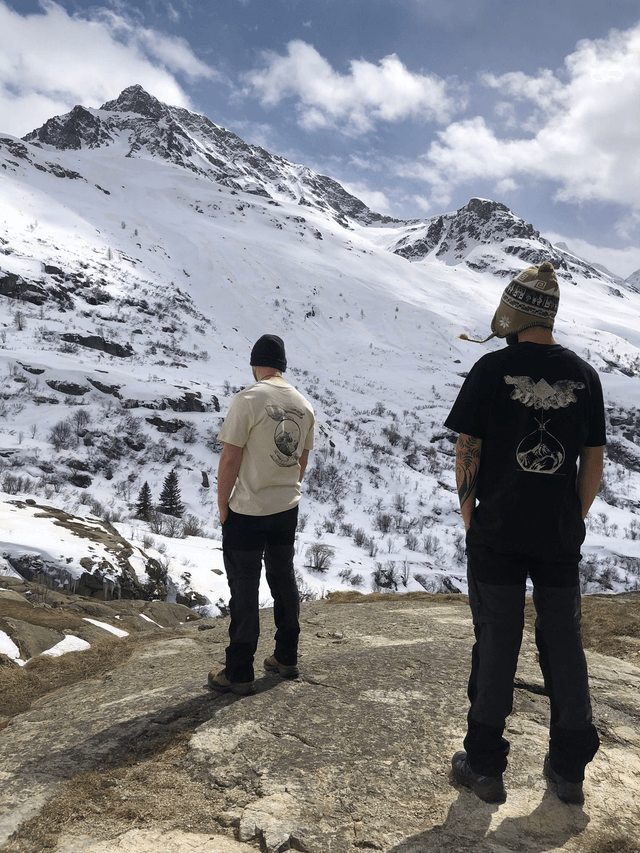 T-shirt noir sérigraphié - Œuvre montagne main miroir 