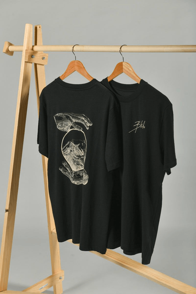 T-shirt noir sérigraphié - Œuvre montagne main miroir 