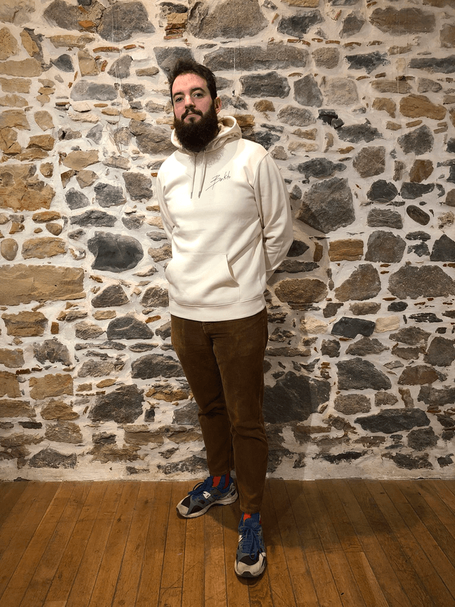 Sweat beige à capuche sérigraphié – Œuvre Attrape-rêve