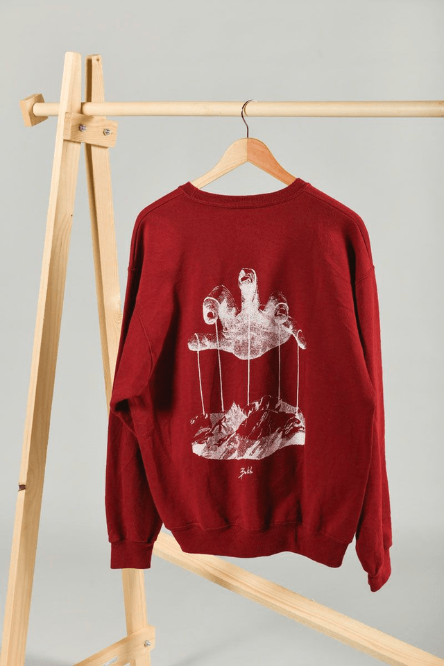 Sweat rouge Fruit of the loom seconde main sérigraphié – Œuvre montagne pantin