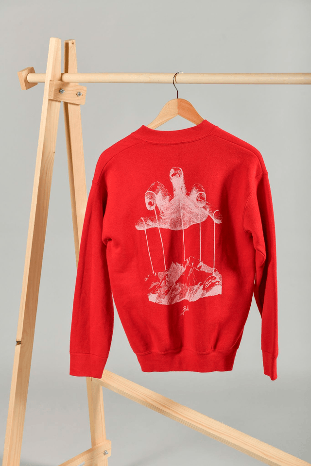 Sweat rouge seconde main sérigraphié – Œuvre montagne pantin