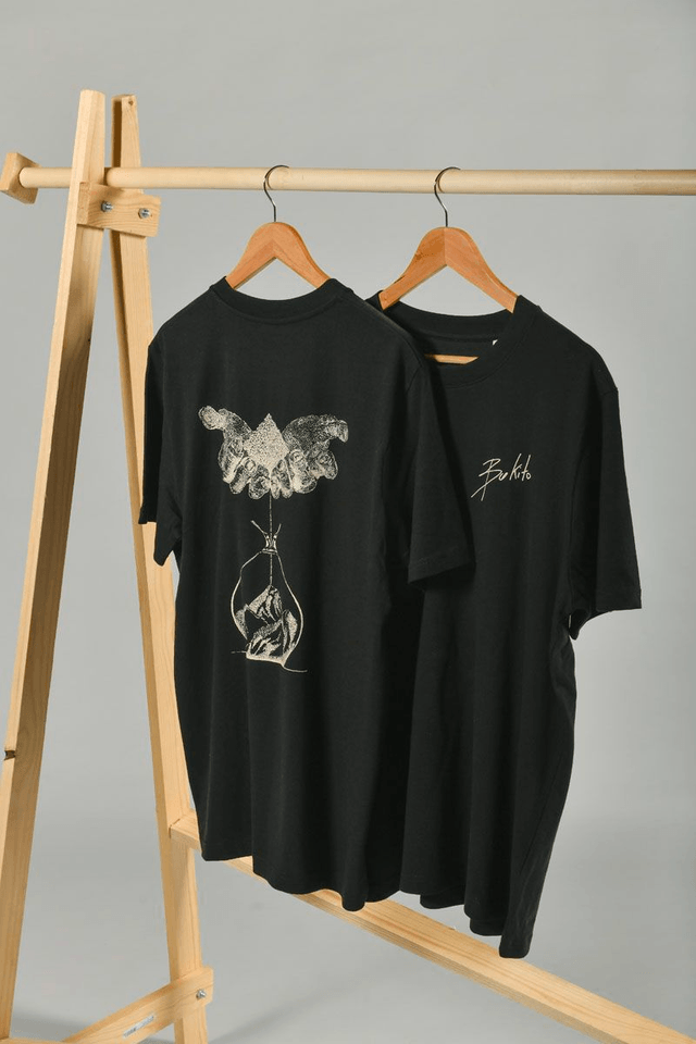 T-shirt noir sérigraphié - Œuvre montagne main sablier