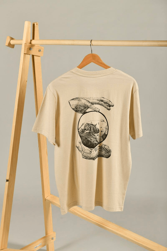 T-shirt beige sérigraphié - Œuvre montagne main miroir 