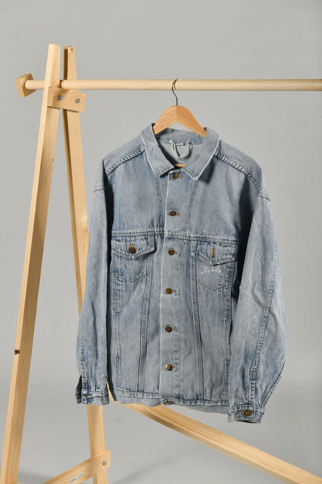 Veste en jeans Convit de seconde main peinte à la main - œuvre paysage montagne enneigée Evettes