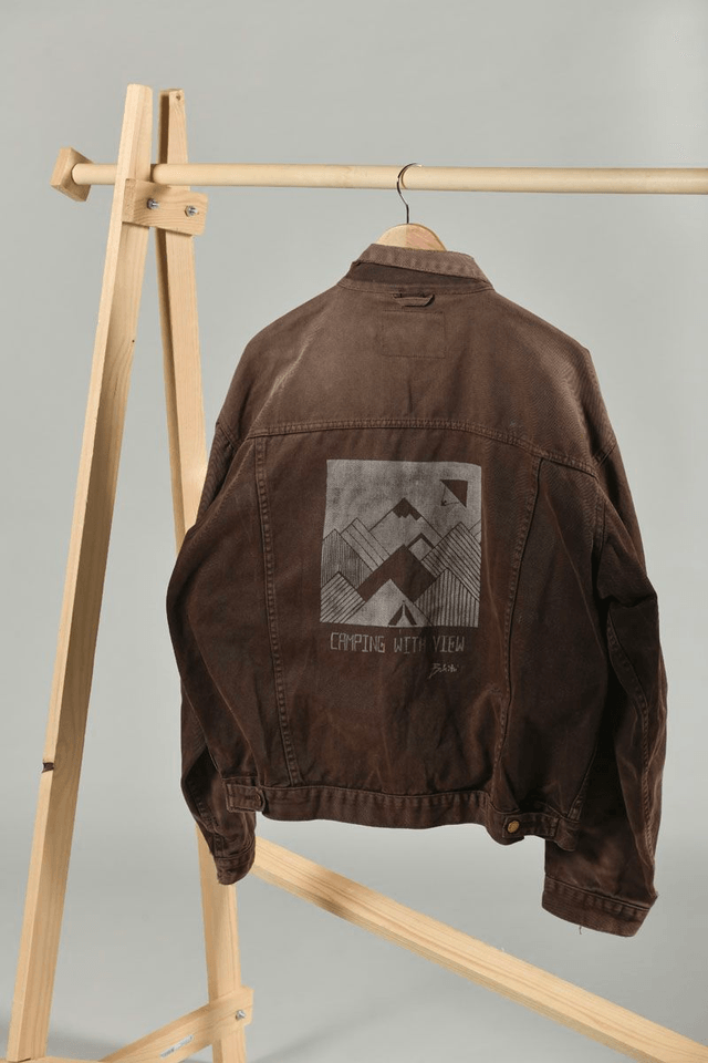 Veste marron de seconde main tamponnée - tampon montagne tente