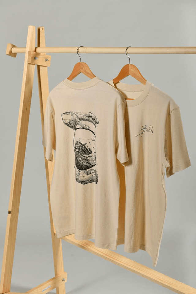 T-shirt beige sérigraphié - Œuvre montagne main miroir 