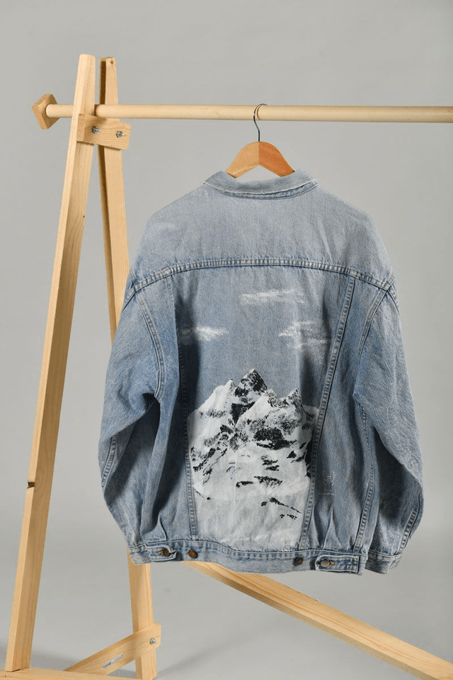 Veste en jeans Convit de seconde main peinte à la main - œuvre paysage montagne enneigée Evettes