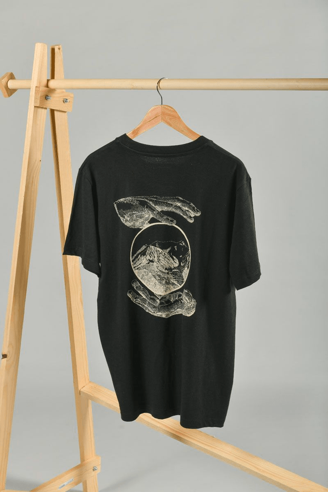 T-shirt noir sérigraphié - Œuvre montagne main miroir 