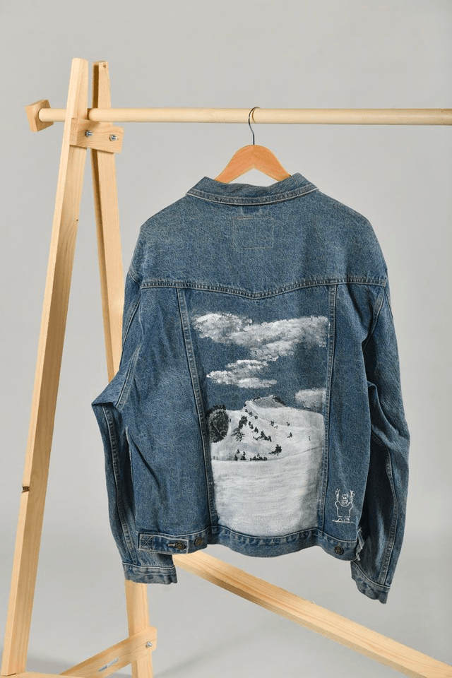 veste en jeans de seconde main peinte à la main - œuvre paysage montagne enneigée 