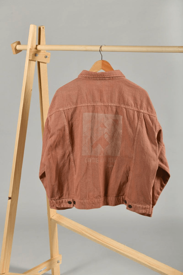 Veste rose de seconde main tamponnée - tampon montagne tente