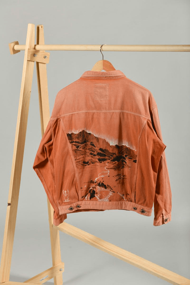 Veste orange Requins peinte à la main - paysage montagne Belledonne