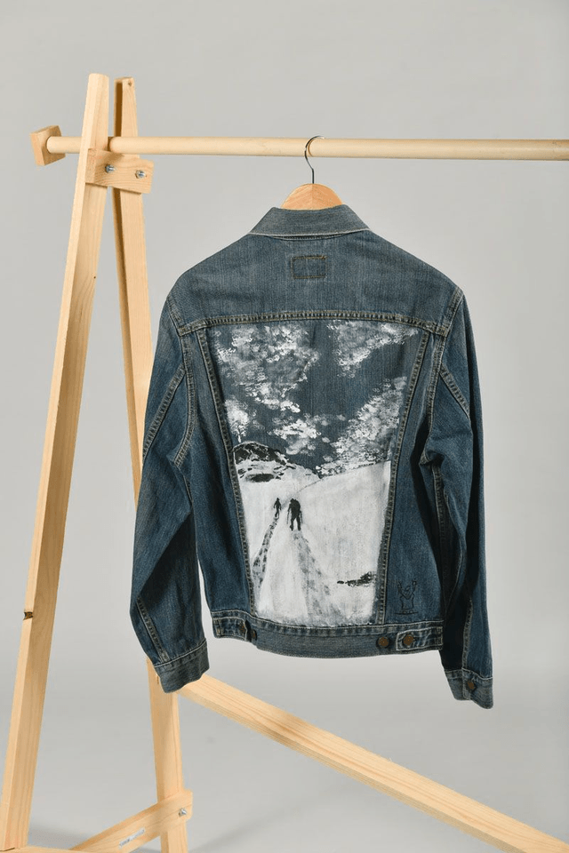 veste en jeans Levi's de seconde main peinte à la main - œuvre paysage montagne enneigée