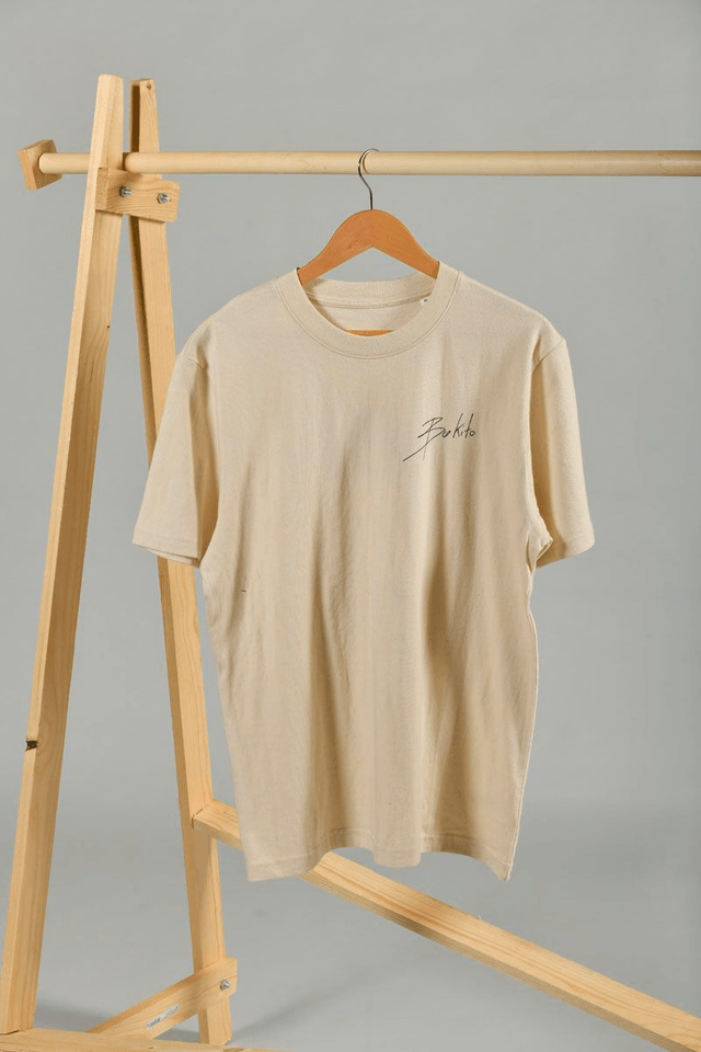 T-shirt beige sérigraphié - Œuvre montagne main sablier