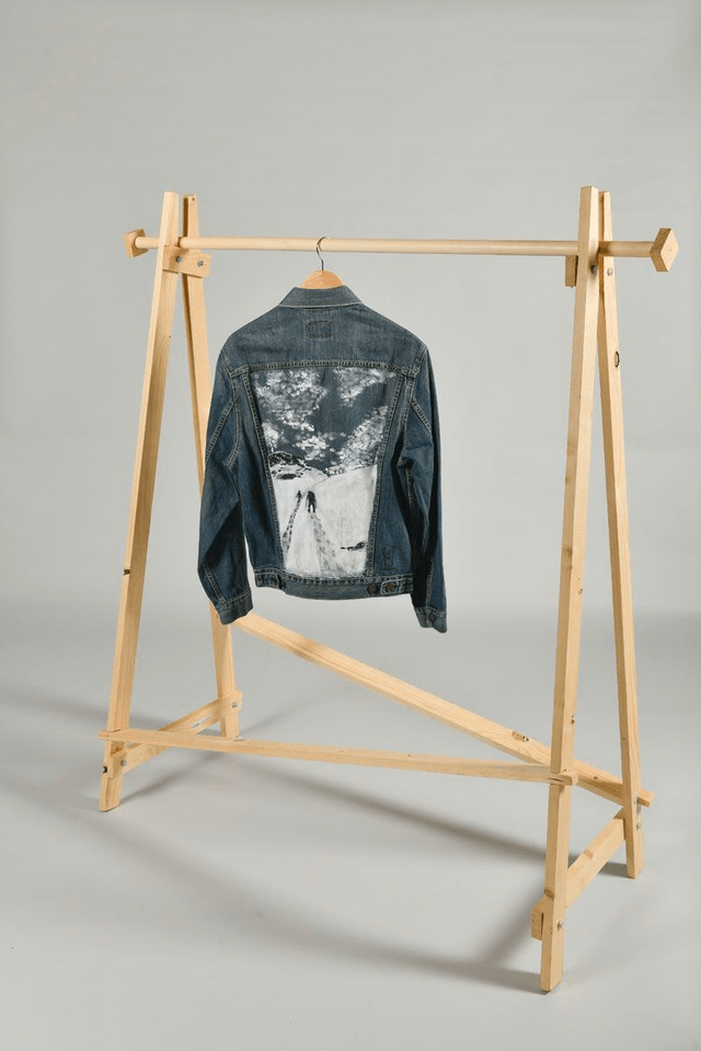 veste en jeans Levi's de seconde main peinte à la main - œuvre paysage montagne enneigée