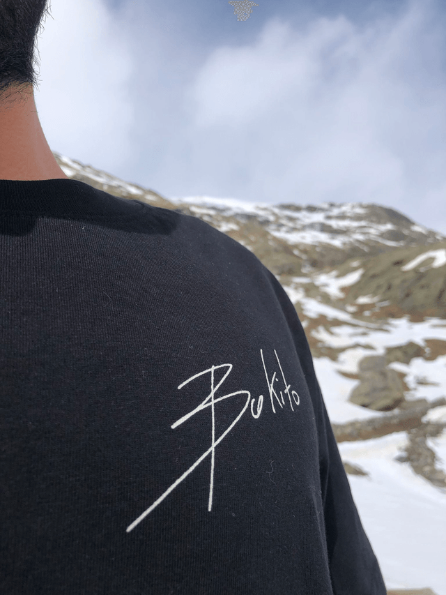 T-shirt noir sérigraphié - Œuvre montagne main miroir 