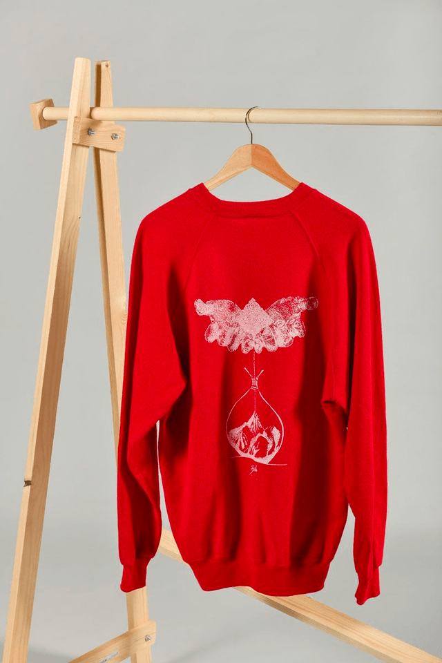 Sweat rouge Jerzees seconde main sérigraphié – Œuvre main en sablier