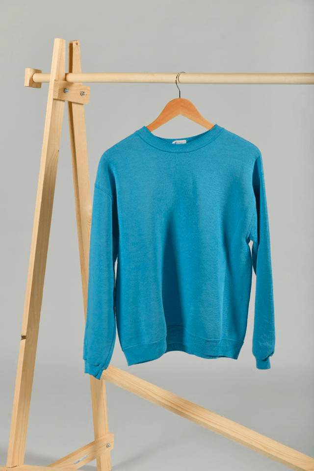 Sweat bleu seconde main sérigraphié – Œuvre main en sablier