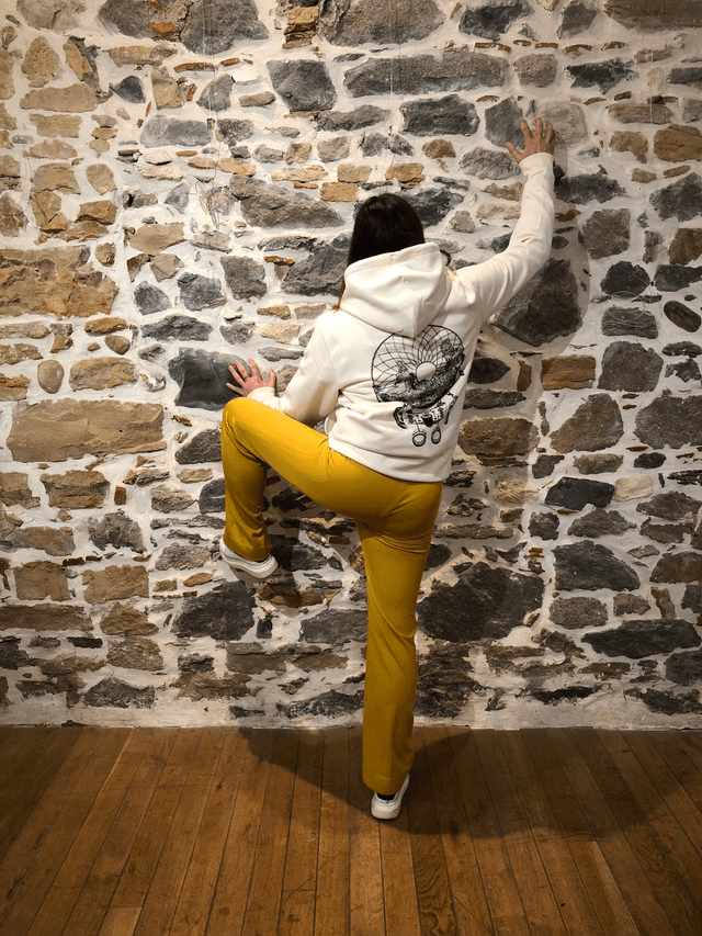 Sweat beige à capuche sérigraphié – Œuvre Attrape-rêve