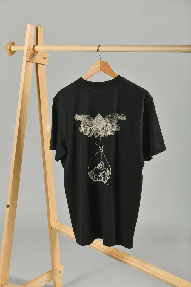 T-shirt noir sérigraphié - Œuvre montagne main sablier