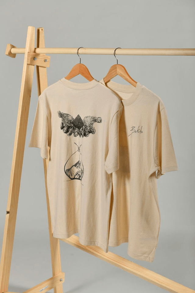 T-shirt beige sérigraphié - Œuvre montagne main sablier