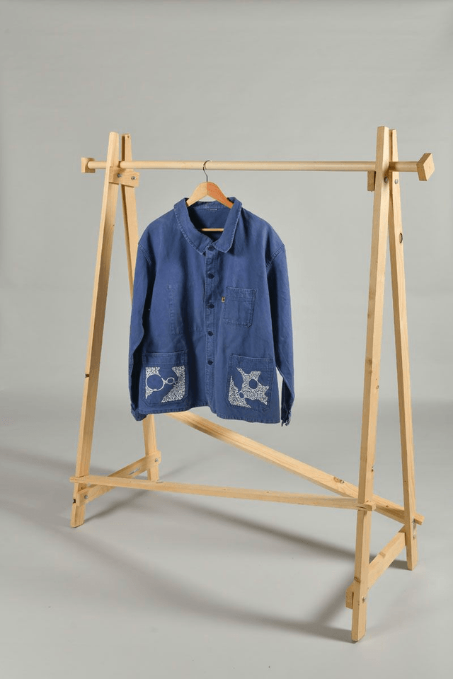 Veste bleu de travail peinte à la main design arabesques
