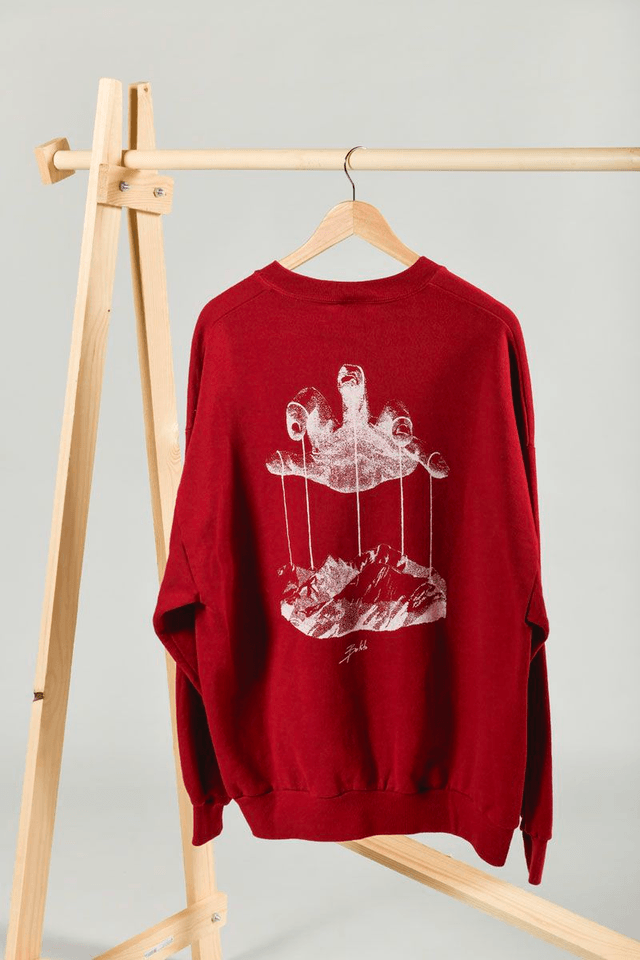 Sweat rouge Jerzees seconde main sérigraphié – Œuvre montagne pantin