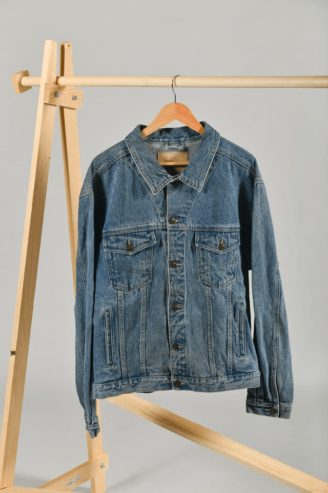 veste en jeans de seconde main peinte à la main - œuvre paysage montagne enneigée 