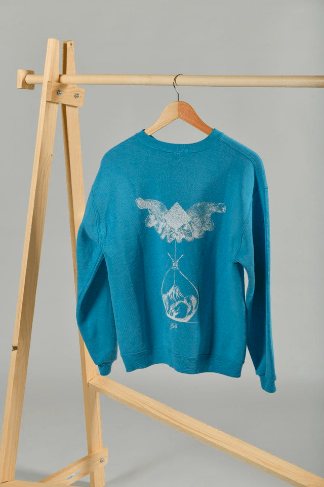 Sweat bleu seconde main sérigraphié – Œuvre main en sablier