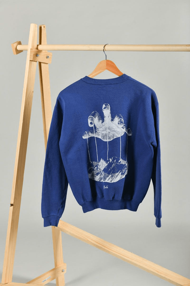 Sweat bleu Jerzees seconde main sérigraphié – Œuvre montagne pantin
