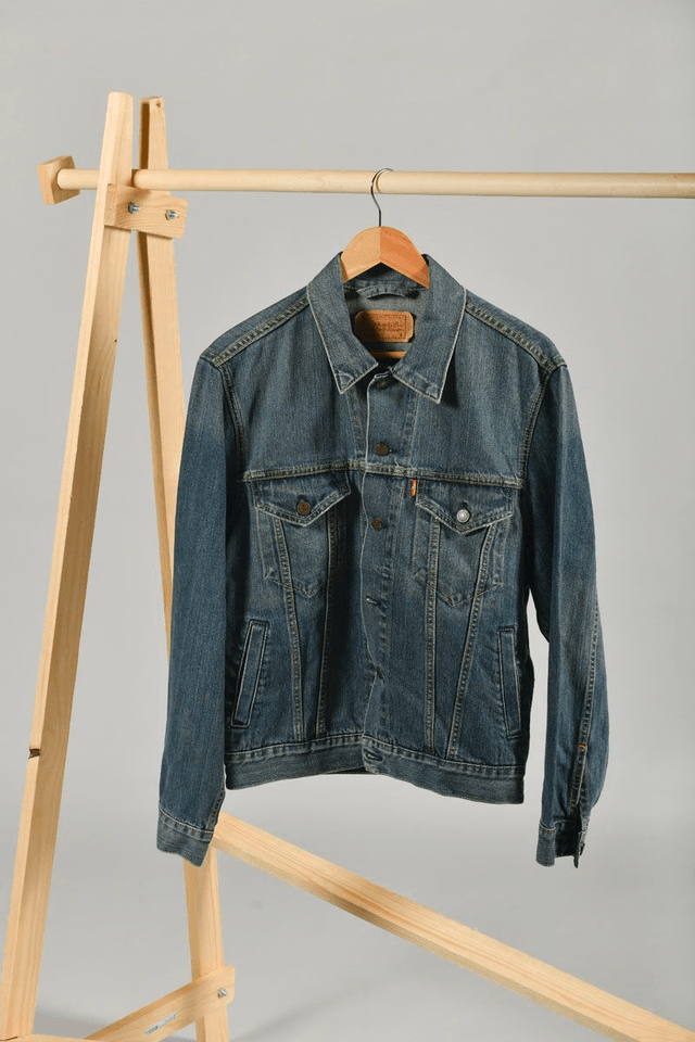 veste en jeans Levi's de seconde main peinte à la main - œuvre paysage montagne enneigée