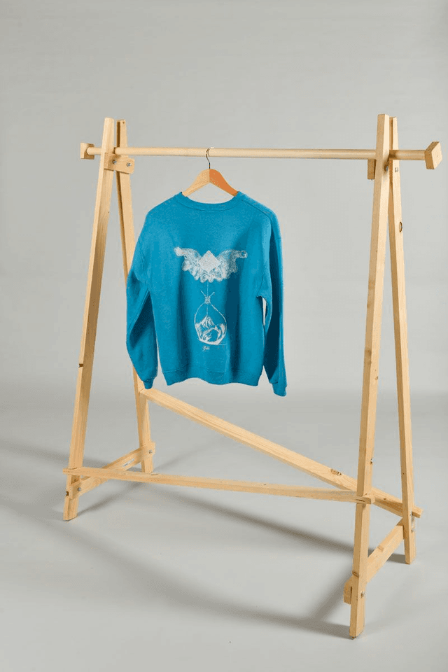 Sweat bleu seconde main sérigraphié – Œuvre main en sablier